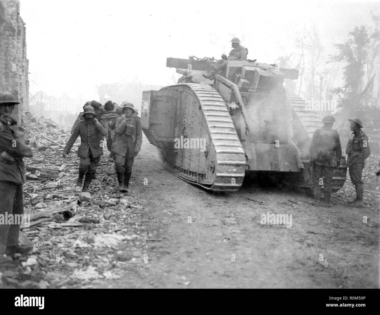 WW1 : BATAILLE D'AMIENS, août 1918. Groupe de prisonniers allemands transportant un brancard passer un réservoir sur le Amiens-Royde road Banque D'Images