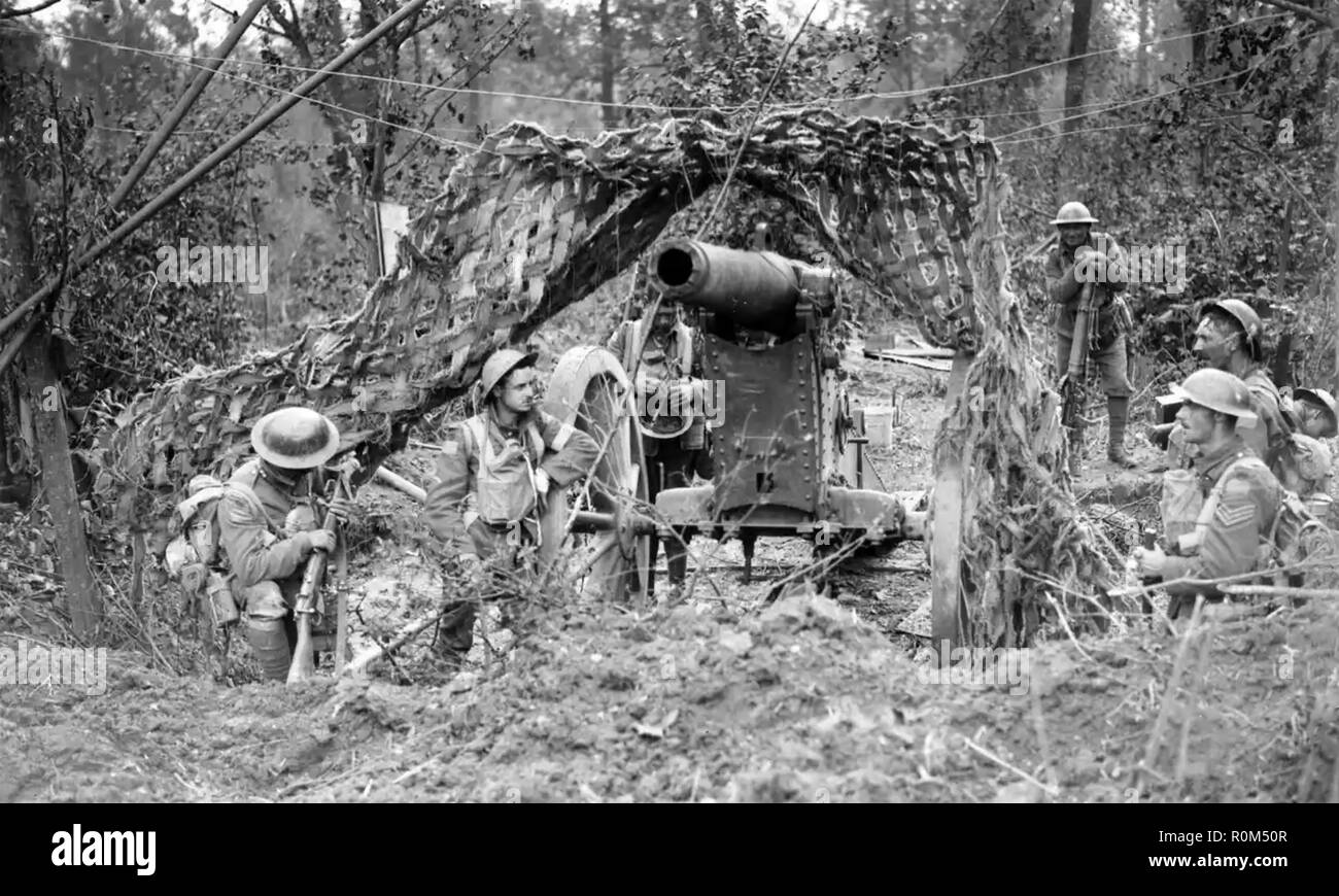 WW1 : BATAILLE D'AMIENS, août 1918. La mise en place de l'artillerie alliée camouflée. Banque D'Images