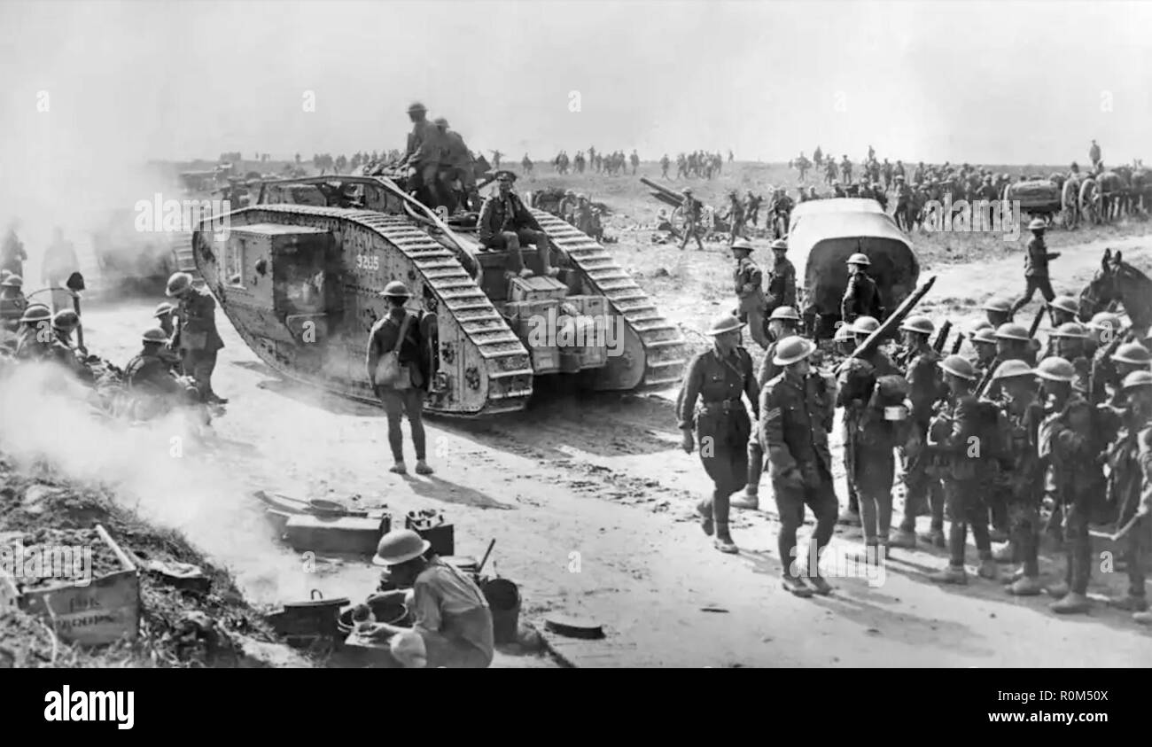 WW1 : DEUXIÈME BATAILLE DE BAPAUME, août-septembre 1918. Les soldats canadiens de l'assemblage sur les approches de la ville. Photo : Archives nationales du Canada. Banque D'Images