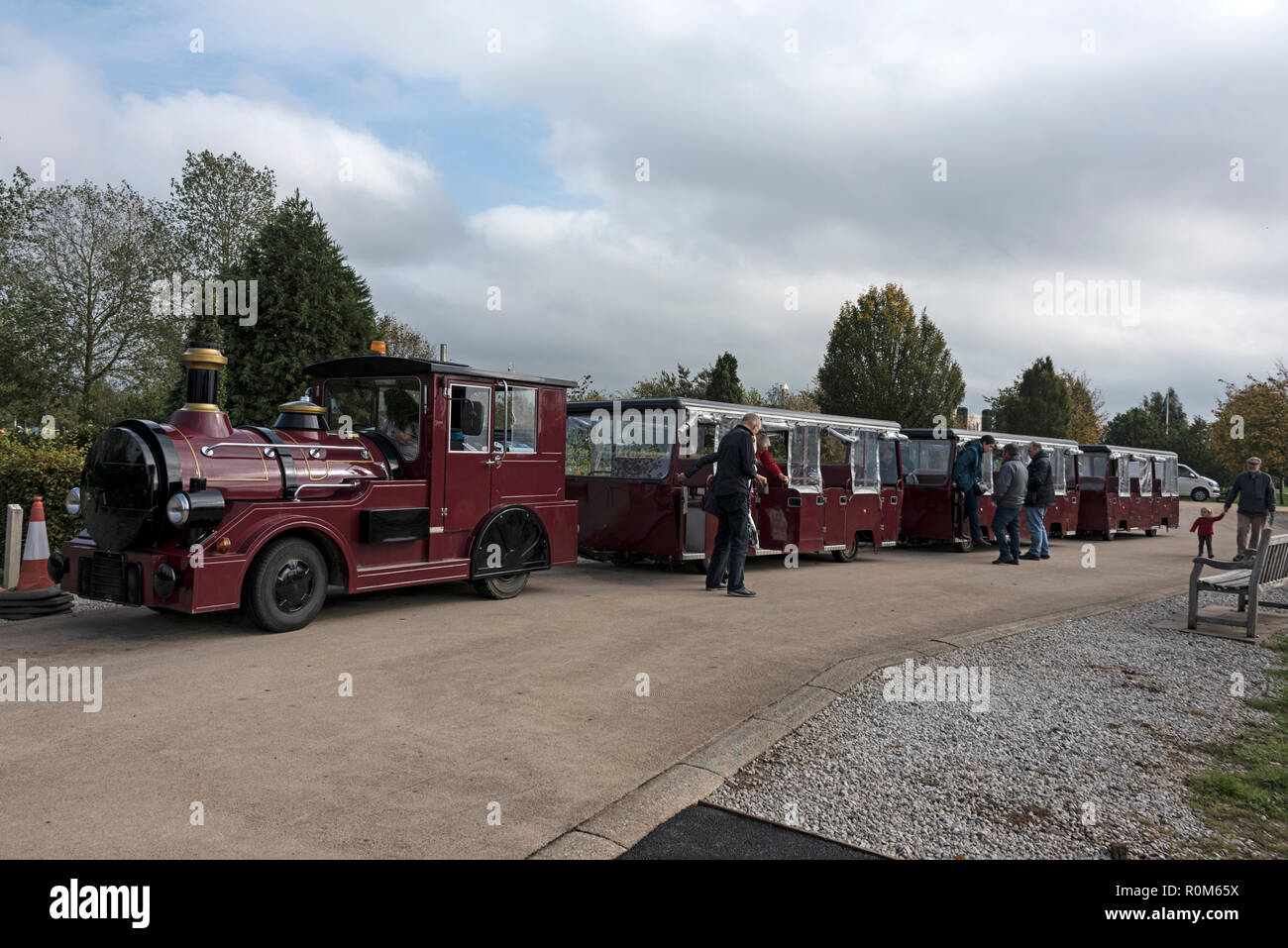 Un train routier en prenant les visiteurs autour du National Memorial Arboretum. C'est l'année de la Grande-Bretagne site national du souvenir située à près de Alrewas Banque D'Images