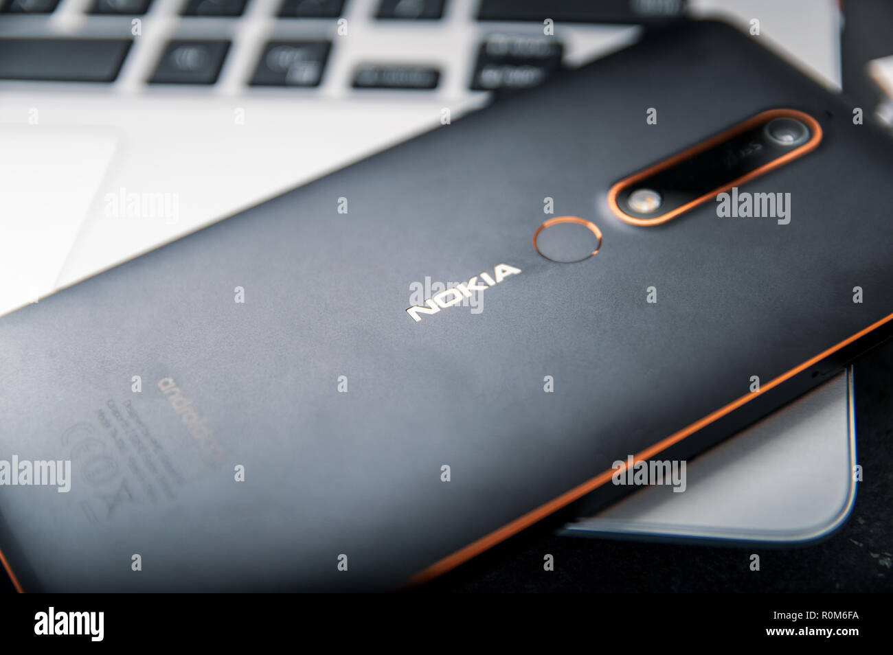 WROCLAW, POLOGNE - Octobre 10th, 2018 : Nokia smartphone 6.1 se trouve sur ordinateur portable. 6.1 Nokia Nokia est une marque de milieu de gamme supérieure sous l'Androi Banque D'Images