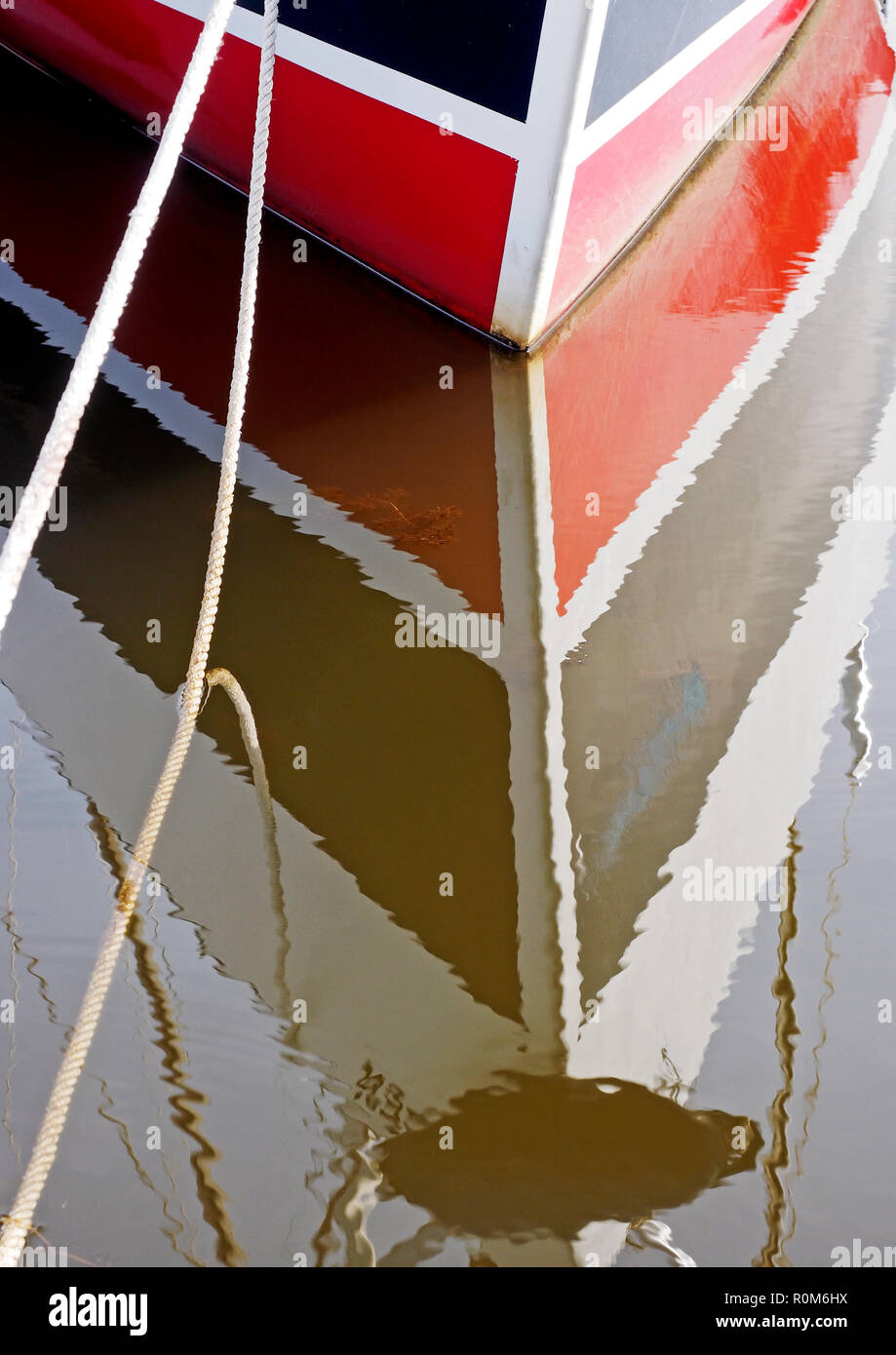 Les bateaux au mouillage temporaire Horsey simple sur les Norfolk Broads, tandis que le coupé à Horsey Staithe est fermé pour réparation d'un ponceau. Banque D'Images