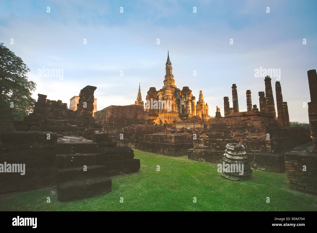 Ruines antiques Wat Mahathat dans le parc historique de Sukhothai, Thaïlande, province de Sukhothai Banque D'Images