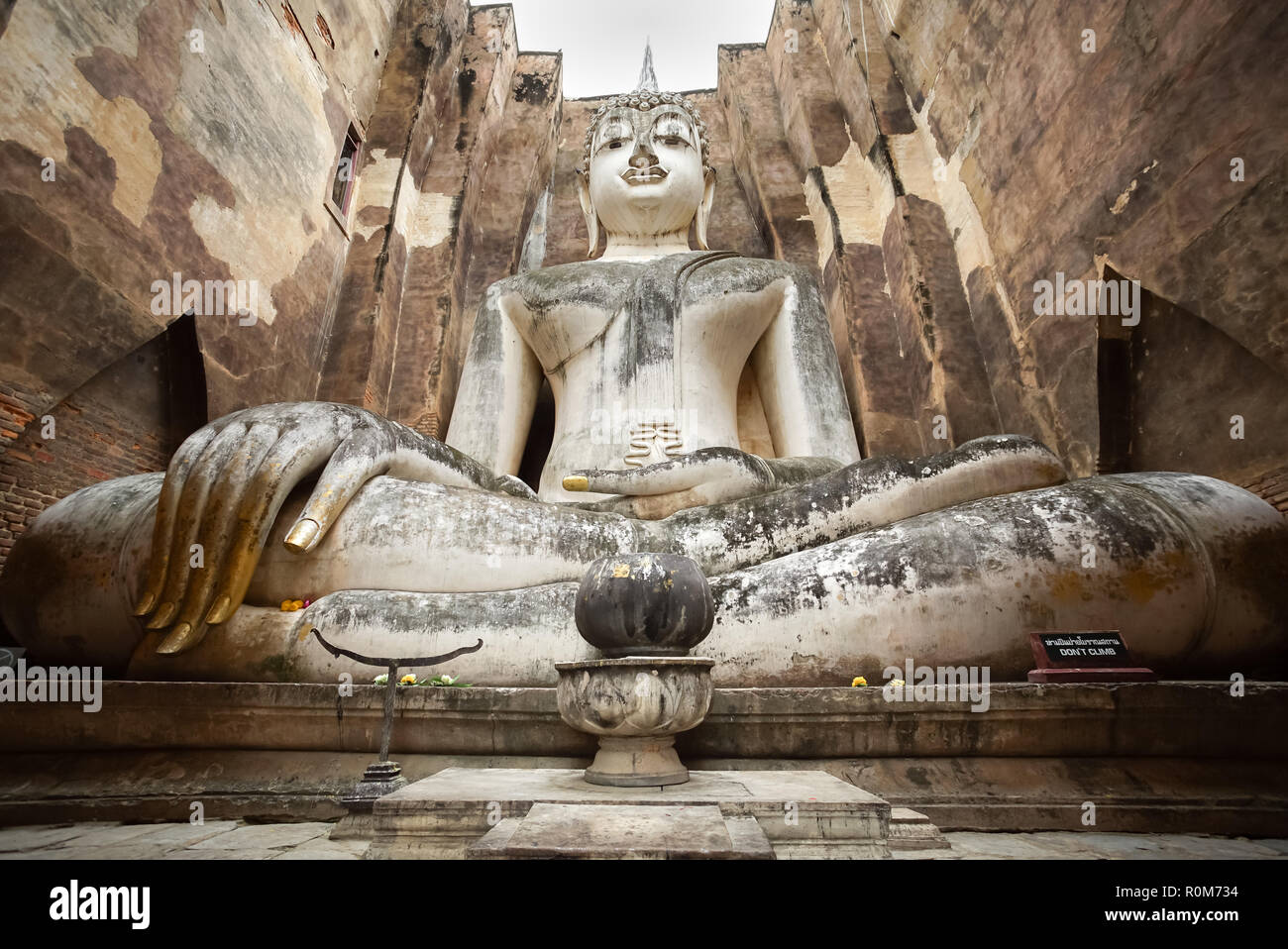 La consécration du temple du 13e siècle, la plus grande image de Bouddha de Sukhothai, Thaïlande. Phra Achana à Wat Si Chum. Banque D'Images