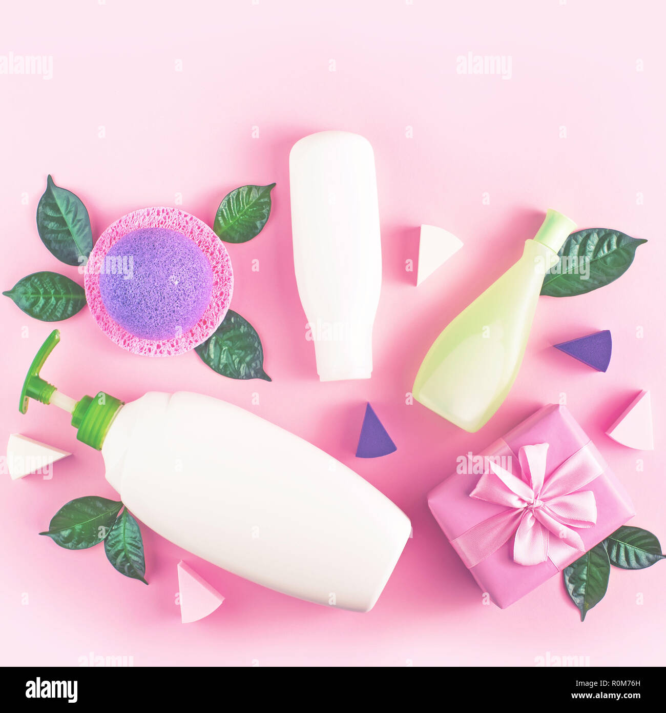 Cosmetic Packaging bouteille plastique Lait Crème de shampoing gel douche feuilles vert cadeau éponge fort bow. Produits organiques naturels soins de la peau et des cheveux de shopping. Banque D'Images