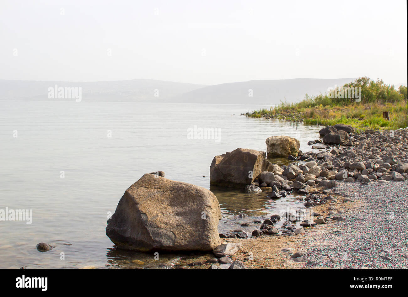 3 mai 2018 de l'estran rocheux et les bas-fonds un calme plat de la mer de Galilée, près de Tibère Israël Israël par une chaude après-midi brumeux Banque D'Images