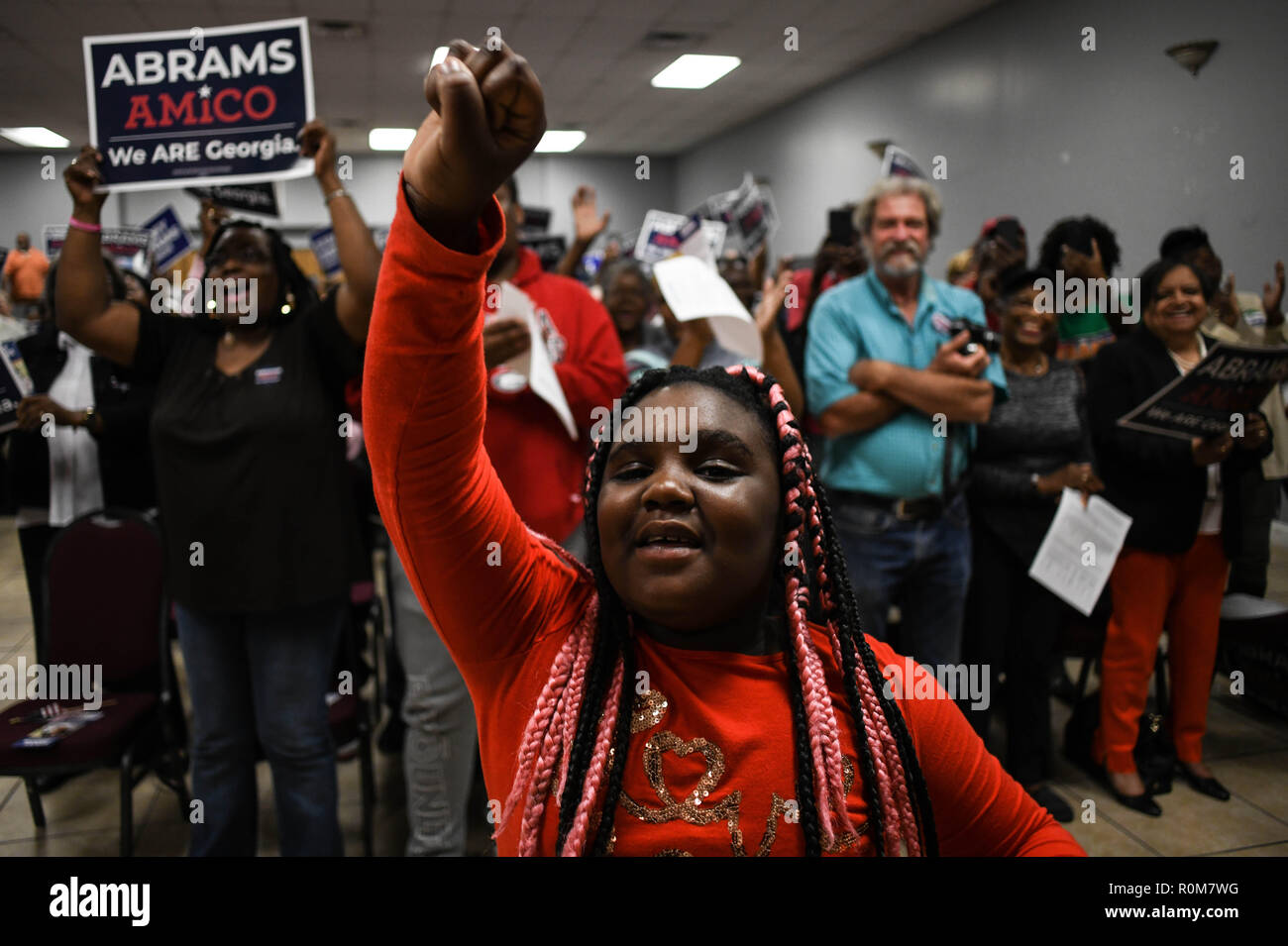 Baxley, Georgia, USA. 5Th Nov, 2018. Géorgie Les partisans du candidat gouverneur Stacey Abrams cheer à l'Parker-Harrell Ressource Progressive school à Baxley, Géorgie le lundi, à la suite d'une stratégie de courtiser agressivement voix dans de petites villes rurales souvent négligé par camdidates démocratique. -Colud Abrams qui est devenu le gouverneur femme noir forst- statistique est en cravate avec adversaire Brian Kemp dans l'une des plus regardée courses à mi-parcours. Credit : Miguel Juarez Lugo/ZUMA/Alamy Fil Live News Banque D'Images