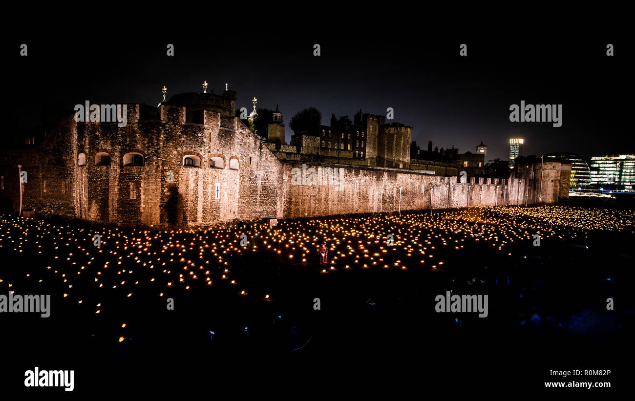 Londres, Royaume-Uni. 5 Nov 2018. Au-delà de l'approfondissement à l'ombre de la Tour de Londres. Un déménagement et l'installation de 10 000 flammes brûlantes pour marquer le centenaire du jour de l'Armistice à la fin de la première guerre mondiale. Crédit : IAN SKELTON/Alamy Live News Banque D'Images