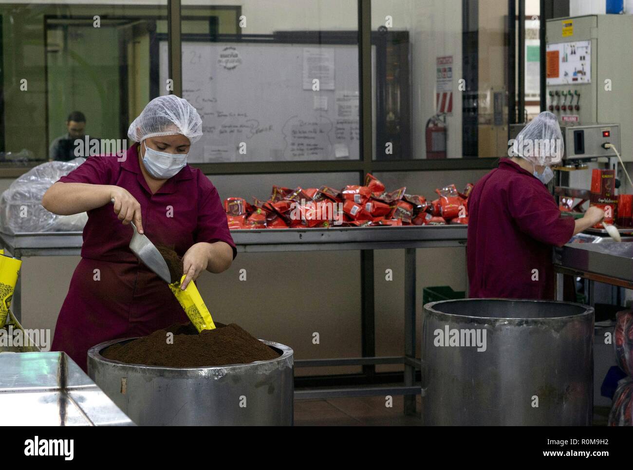(181106) -- États-Unis, 6 novembre 2018 (Xinhua) -- une poudre de café paquets travailleur dans une usine d'CoopeVictoria à Grecia, Costa Rica, le 31 octobre 2018. CoopeVictoria, la première coopérative fondée au Costa Rica quelques il y a 75 ans, réunit quelque 3 000 producteurs qui exportent leurs haricots, les deux ensemble et de masse, de différentes parties du monde, y compris la Chine récemment, bien que les expéditions vers les pays asiatiques ont été relativement faible. CoopeVictoria maintenant l'intention de concourir pour une plus grande part de marché de la consommation croissante de la Chine en assistant à la première importation internationale de la Chine Expo (CIEE) prévue en nov. Banque D'Images