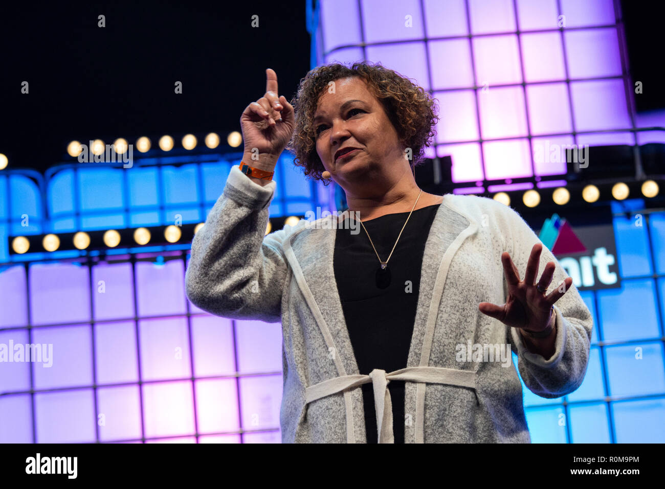 Vice Président de l'environnement, des politiques et initiatives sociales Lisa Jackson est vu s'adressant à l'audience à Altice Arena le centre de la scène lors de la cérémonie d'ouverture du sommet Web 2018. La 10ème édition de la Sommet Web a commencé à Lisbonne. C'est l'une des plus grandes conférences technologiques dans le monde et également un point de rencontre pour le débat sur l'évolution technologique dans la vie des gens. Cette année, autour de 70 000 participants sont attendus le site Web du Sommet. Banque D'Images