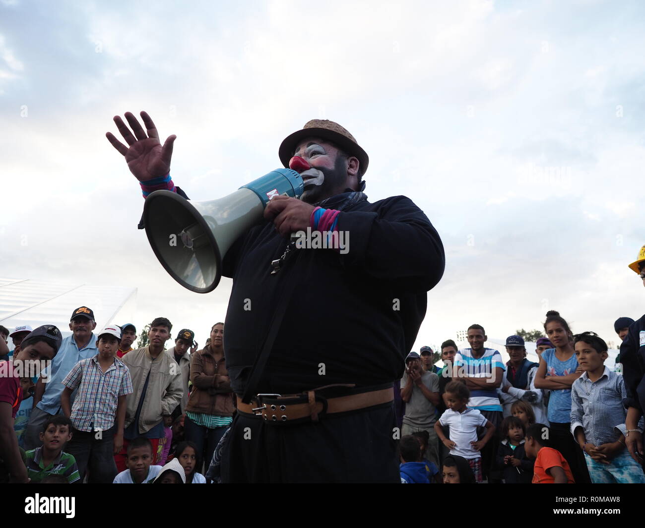 La ville de Mexico, Mexique. 5 Nov 2018. Cris de joie de la foule éclatent comme des clowns recherche d'articles au hasard dans la foule, comme l'argent étranger, une couche propre et même un préservatif. Credit : Lexie Harrison-Cripps/Alamy Live News Banque D'Images