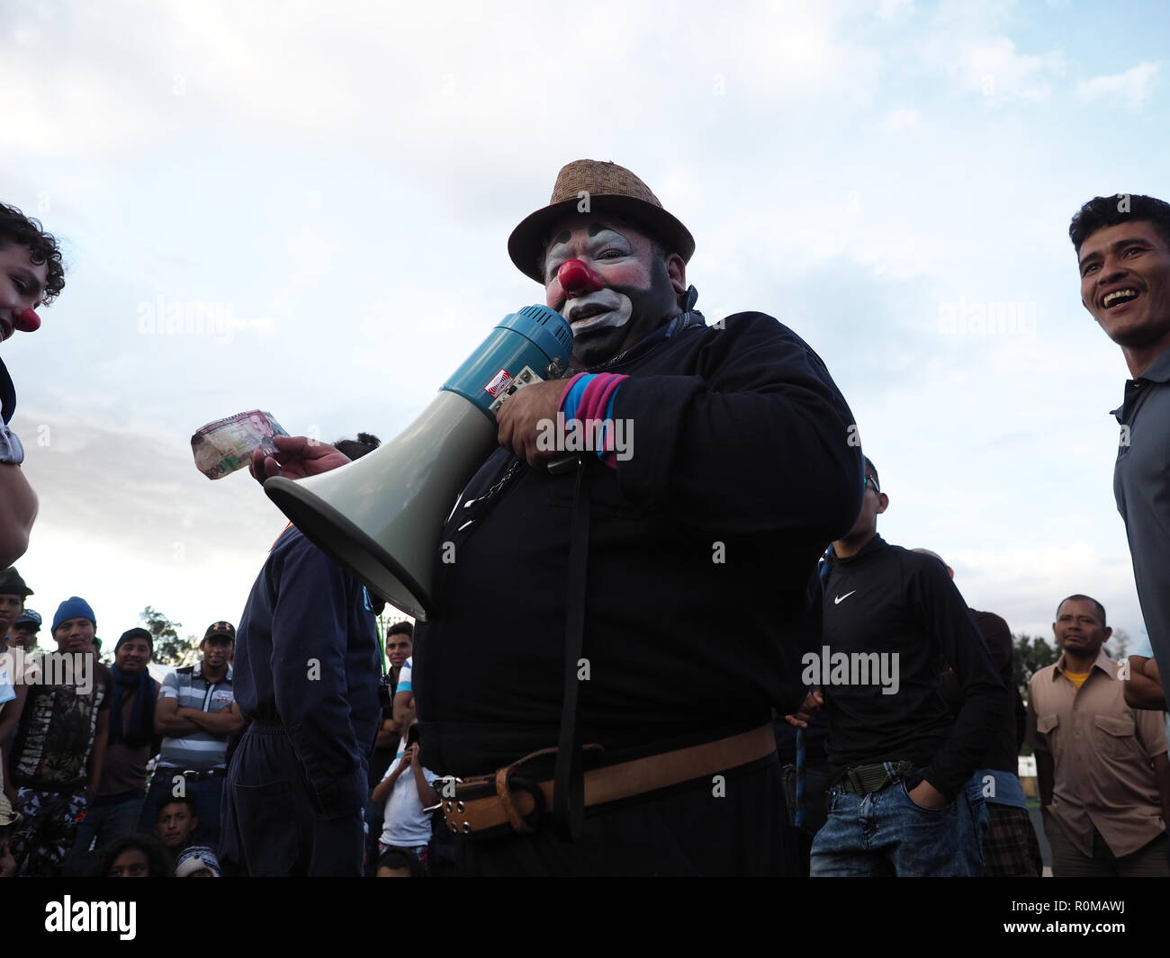 La ville de Mexico, Mexique. 5 Nov 2018. Cris de joie de la foule éclatent comme des clowns recherche d'articles au hasard dans la foule, comme l'argent étranger, une couche propre et même un préservatif. Credit : Lexie Harrison-Cripps/Alamy Live News Banque D'Images