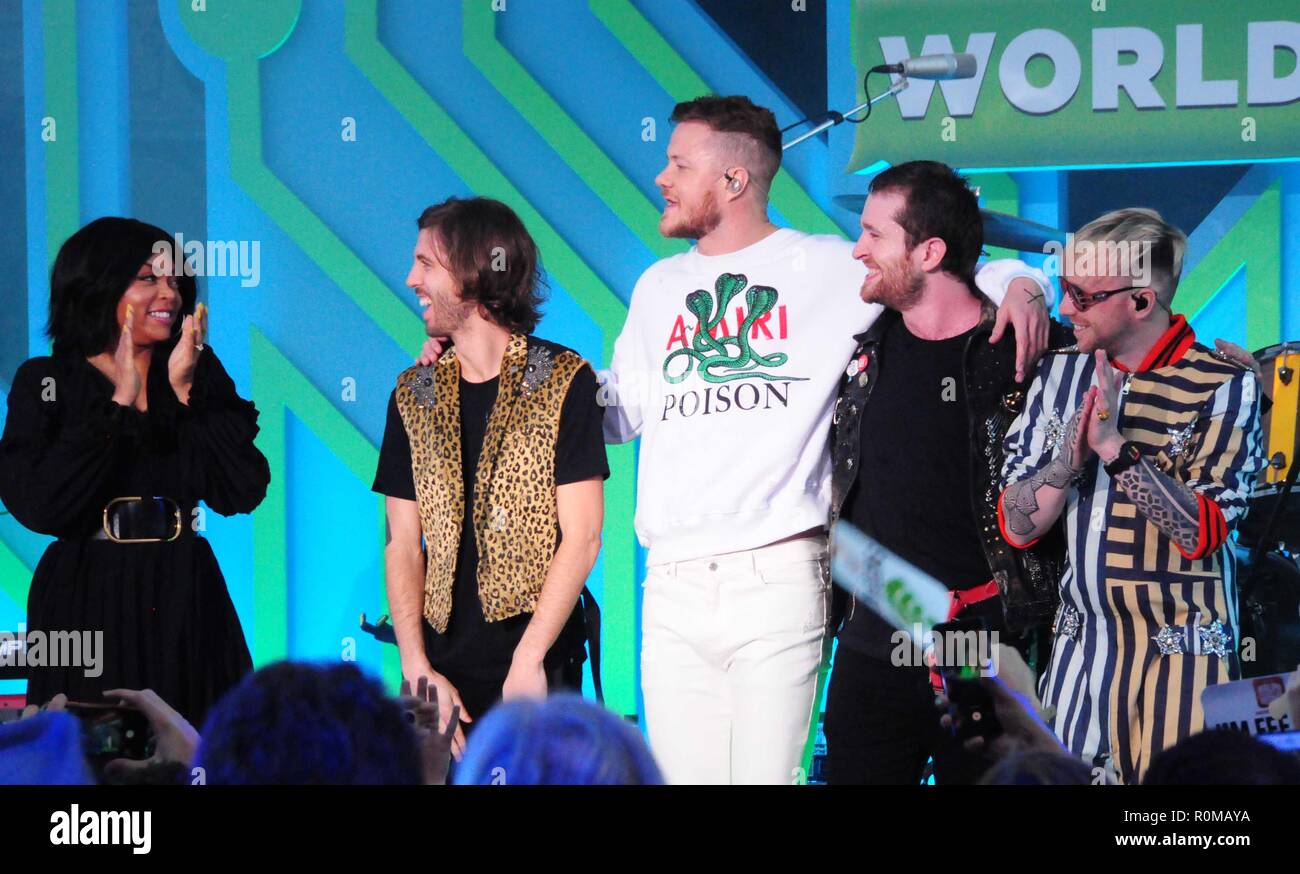 Los Angeles, USA. 5 Nov 2018. (L-R) L'actrice Taraji P. Henson, chanteurs/musiciens Daniel Wayne Sermon, Dan Reynolds, Daniel Platzman et Ben McKee de Imagine Dragons assister à la Walt Disney Animation' 'Ralph brise le Internet' Première mondiale le 5 novembre 2018 à El Capitan Theatre de Los Angeles, Californie. Photo de Barry King/Alamy Live News Banque D'Images