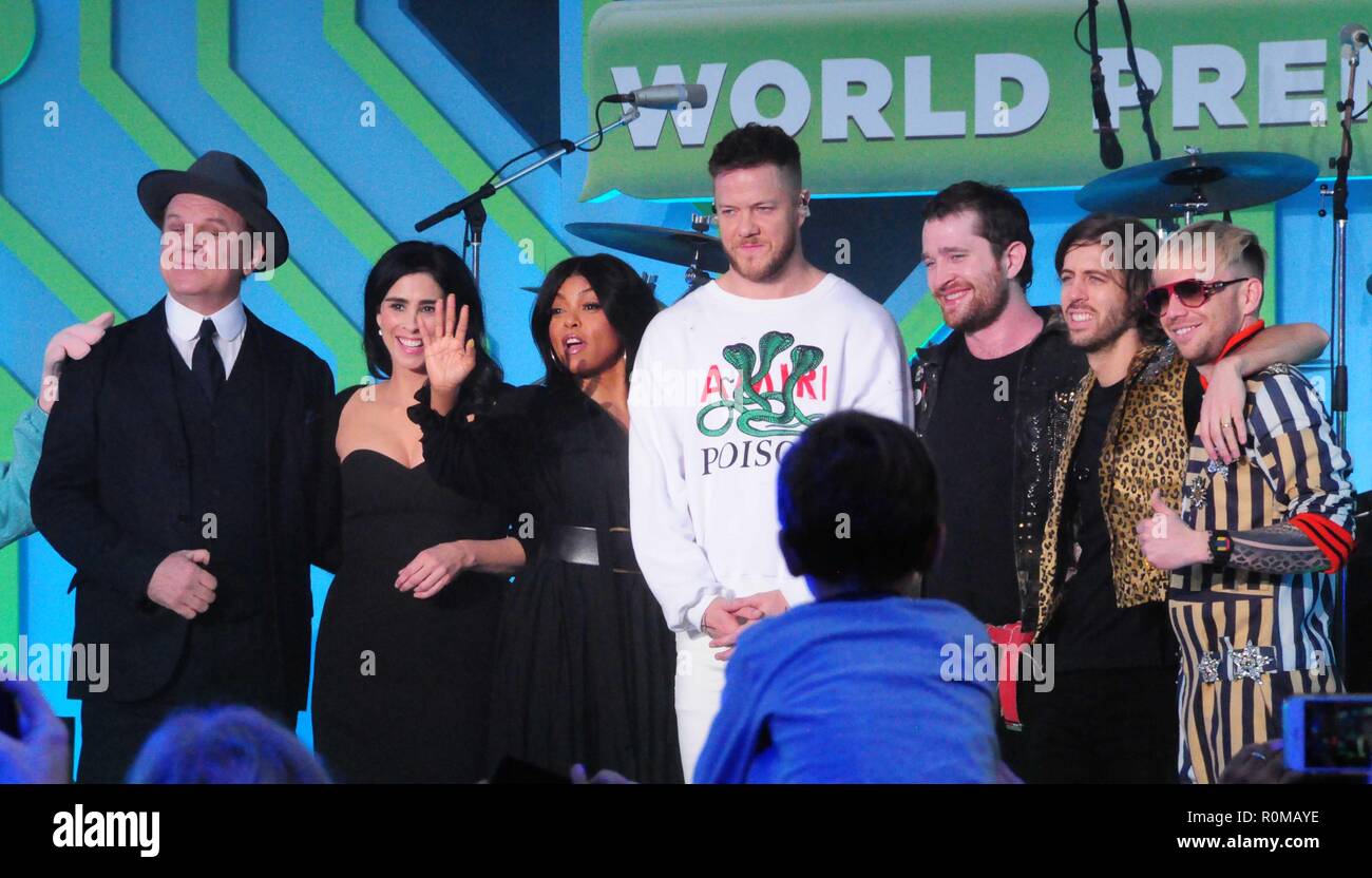 Los Angeles, USA. 5 Nov 2018. (L-R) John C. Reilly, Acteur actrice Sarah Silverman et Taraji P. Henson, chanteurs/musiciens Daniel Wayne Sermon, Dan Reynolds, Daniel Platzman et Ben McKee de Imagine Dragons assister à la Walt Disney Animation' 'Ralph brise le Internet' Première mondiale le 5 novembre 2018 à El Capitan Theatre de Los Angeles, Californie. Photo de Barry King/Alamy Live News Banque D'Images