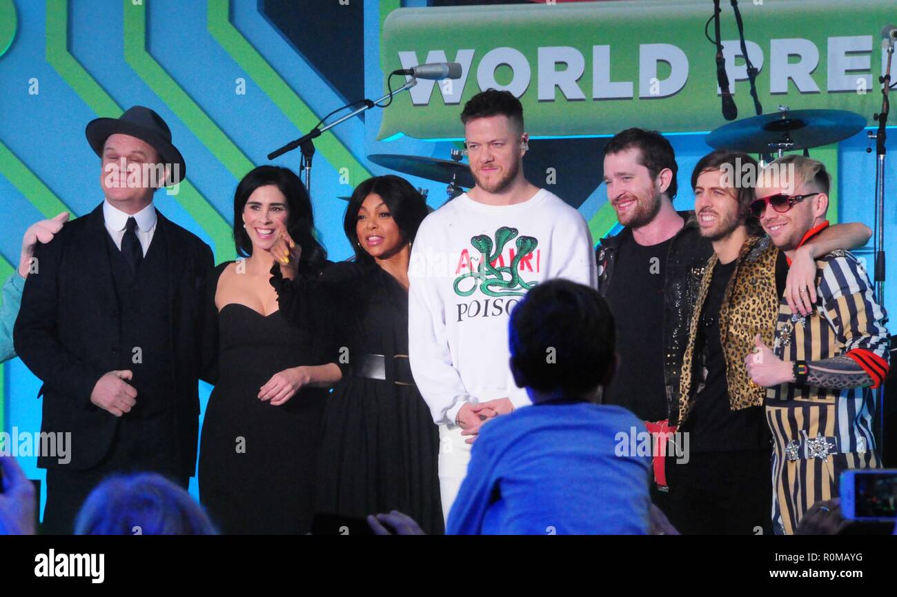 Los Angeles, USA. 5 Nov 2018. (L-R) John C. Reilly, Acteur actrice Sarah Silverman et Taraji P. Henson, chanteurs/musiciens Daniel Wayne Sermon, Dan Reynolds, Daniel Platzman et Ben McKee de Imagine Dragons assister à la Walt Disney Animation' 'Ralph brise le Internet' Première mondiale le 5 novembre 2018 à El Capitan Theatre de Los Angeles, Californie. Photo de Barry King/Alamy Live News Banque D'Images