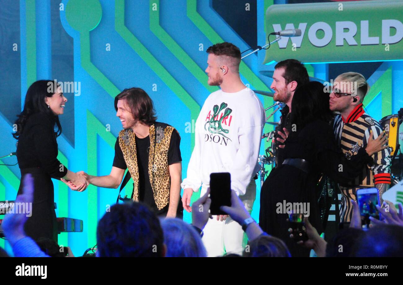 Los Angeles, USA. 5 Nov 2018. (L-R) L'actrice Sarah Silverman, chanteurs/musiciens Daniel Wayne Sermon, Dan Reynolds, Daniel Platzman, l'actrice Taraji P. Henson et musicien Ben McKee de Imagine Dragons assister à la Walt Disney Animation' 'Ralph brise le Internet' Première mondiale le 5 novembre 2018 à El Capitan Theatre de Los Angeles, Californie. Photo de Barry King/Alamy Live News Banque D'Images