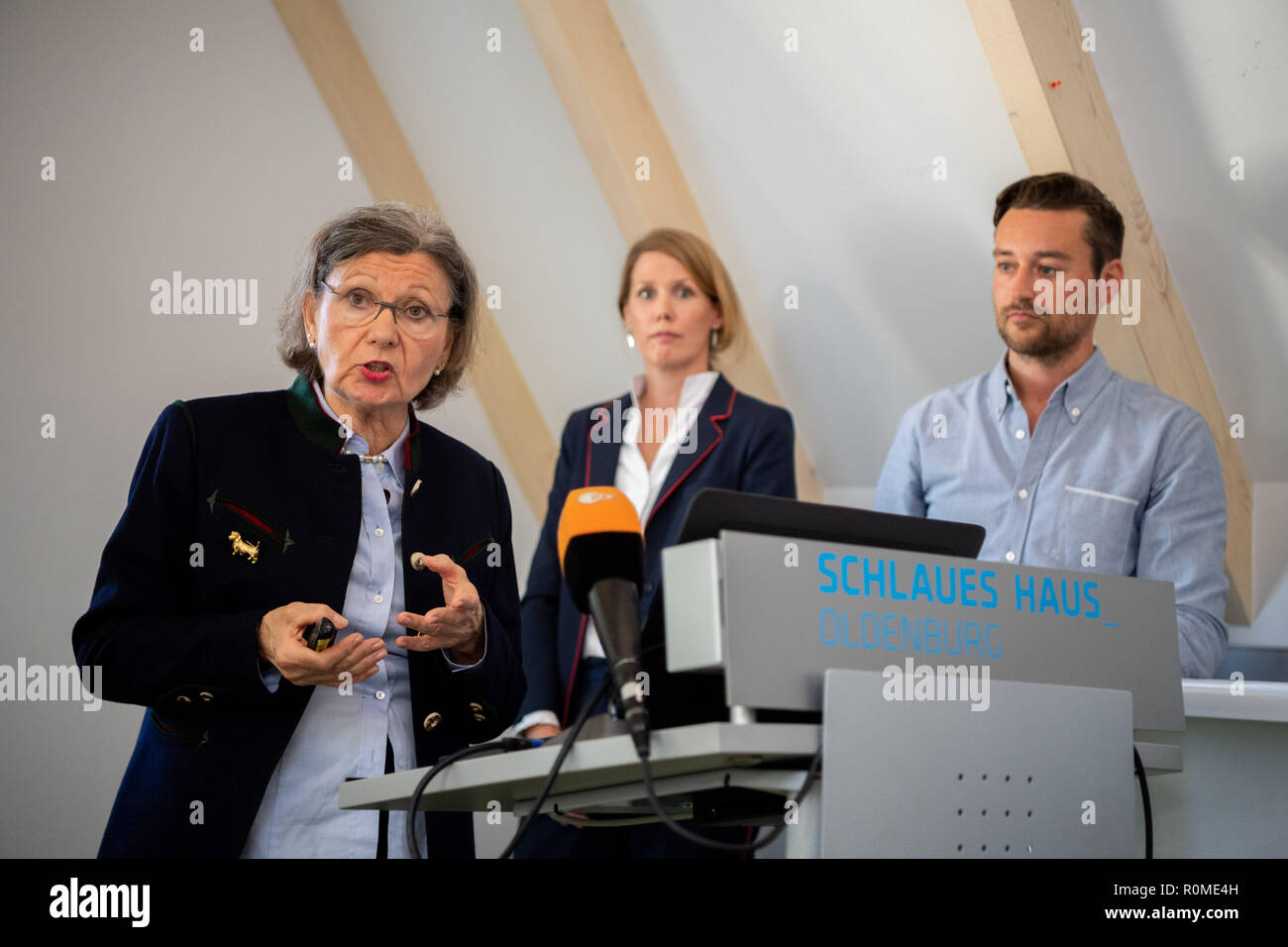 Oldenburg, Allemagne. 08Th Nov, 2018. Claudia Preuß-Ueberschär (l-r), vétérinaire, Jan Peifer, président du conseil de protection des animaux allemand, bureau et Davina Bruhn, avocat, sont à la conférence de presse de l'Office de protection des animaux allemand sur d'éventuelles violations de la Loi sur la protection des animaux dans un abattoir de bovins. Les défenseurs des droits des animaux montrent des séquences vidéo prises avec des caméras cachées en Septembre et Octobre. Credit : Mohssen Assanimoghaddam/dpa/Alamy Live News Banque D'Images