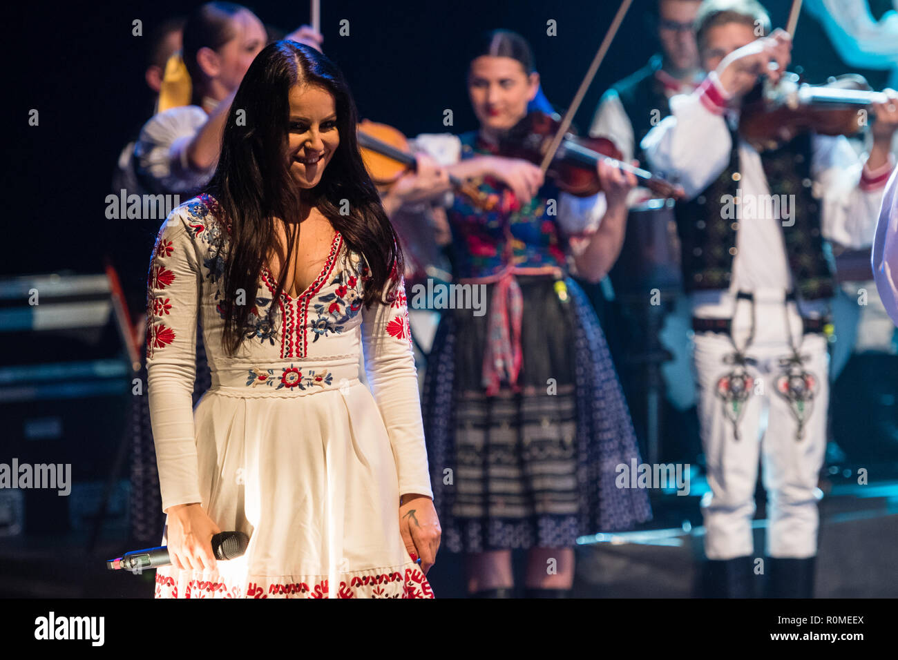 Bratislava, Slovaquie. 5 Nov 2018. 2018 : la chanteuse pop slovaque Katarina Knechtova Sarisan ensemble folklorique d'effectuer sur le dernier concert de musique tournée Puto à Bratislava, Slovaquie Crédit : Lubos Paukeje/Alamy Live News Banque D'Images