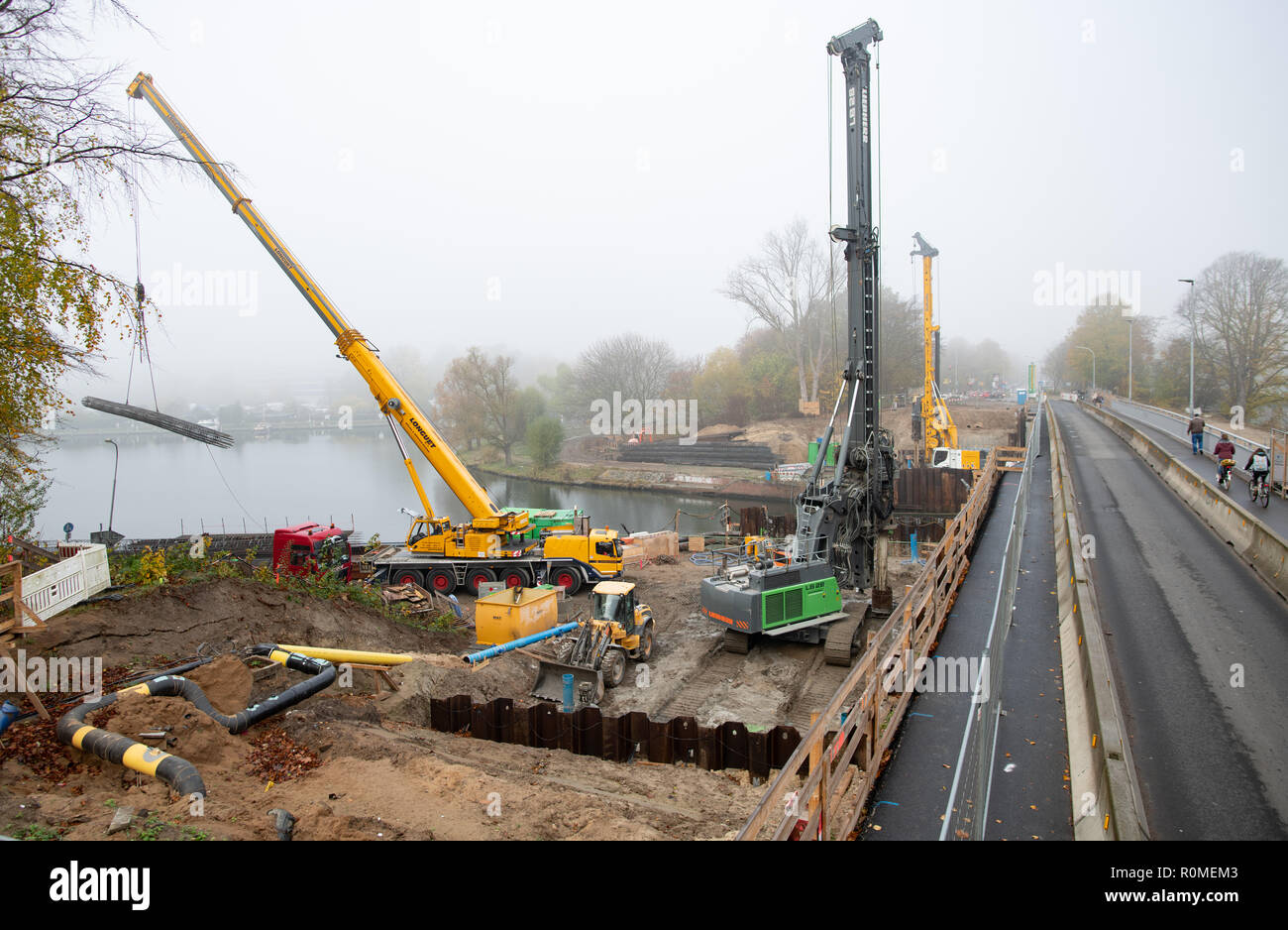 06 novembre 2018, le Schleswig-Holstein, Lübeck : Des travaux sont en cours sur le pied du pont pour la deuxième voie de la Possehl pont au-dessus de la Trave. La structure du pont coûte maintenant 15 au lieu de la neuf millions d'euros calculé précédemment et n'est toujours pas terminée. La construction est répertorié dans le chwarzbuch «' du Bund der Steuerzahler, qui a été présenté le même jour. Photo : Rainer Jensen/dpa Banque D'Images