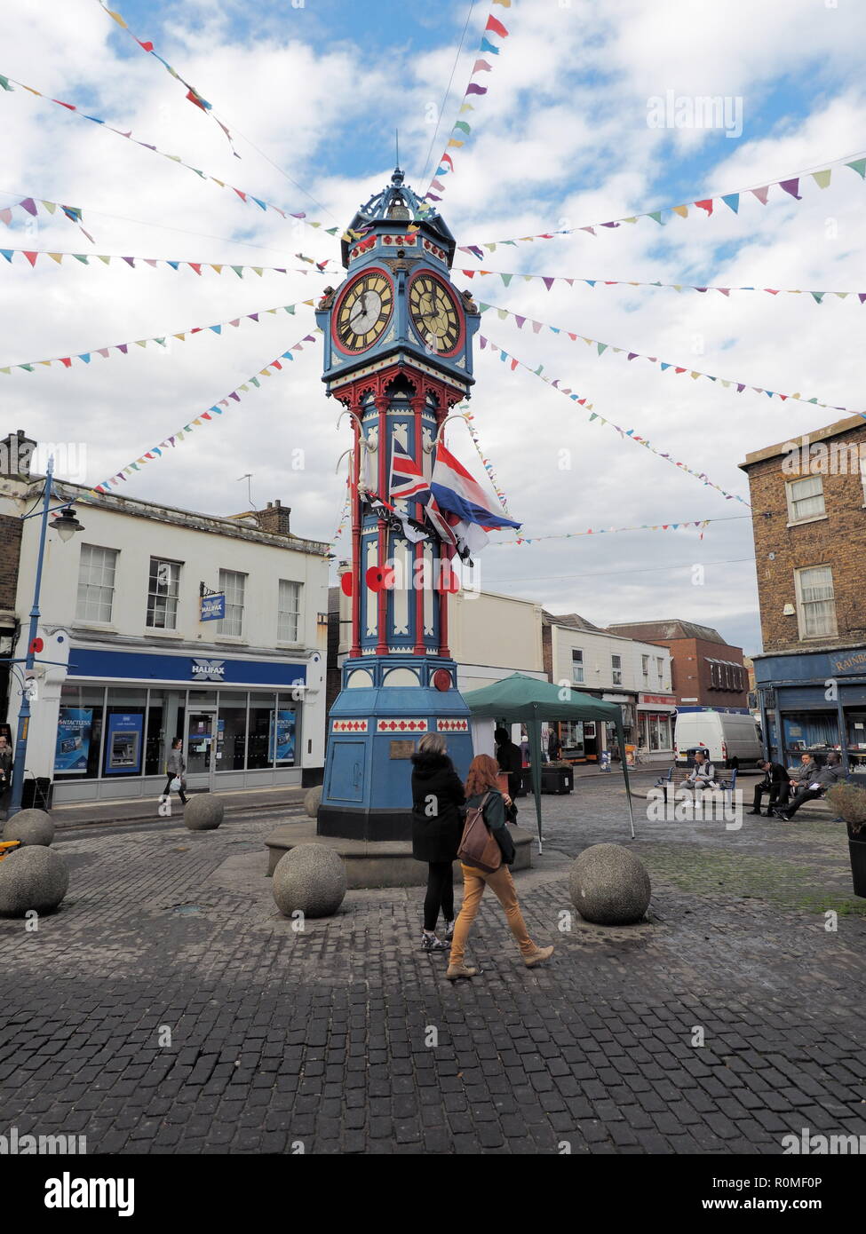 Sheerness, Kent, UK. Nov 6, 2018. Le Couronnement de Sheerness Réveil dans le centre-ville a été décoré avec des coquelicots et des drapeaux pour célébrer l'année du centenaire de l'armistice. Credit : James Bell/Alamy Live News Banque D'Images