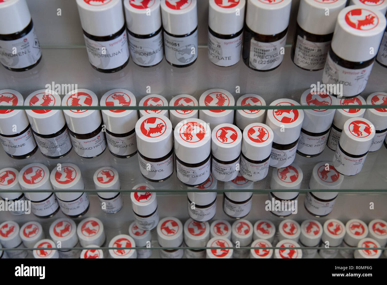 Holzminden, Allemagne. 23 Oct, 2018. Matières premières dans des bouteilles  de parfum avec le logo Symrise AG sont sur une étagère. Symrise AG est l'un  des principaux fournisseurs mondiaux de parfums et