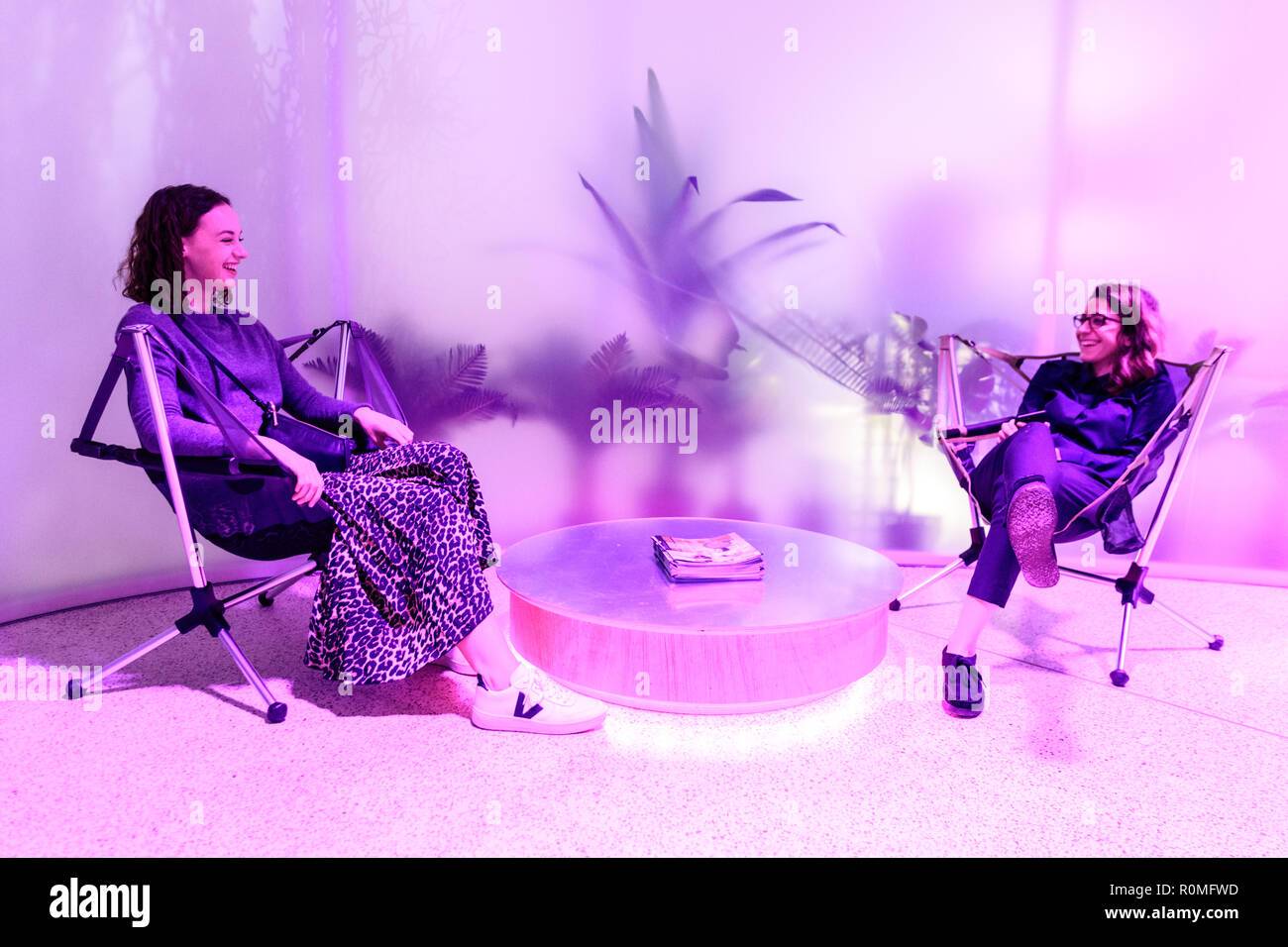 Le Design Museum, Londres, Royaume-Uni, 6ème Nov 2018. Deux jeunes femmes vous détendre dans les confortables chaises d'une pause, conçu dans l'esprit de l'exposition. Réunissant les spéculations d'avant-garde avec des objets contemporains et de nouvelles commissions, sociétés d'aide à domicile d'aujourd'hui explore home à travers le prisme de l'imagination d'hier. L'exposition se tiendra du 7 novembre 2018 au 24 mars 2019. Credit : Imageplotter News et Sports/Alamy Live News Banque D'Images