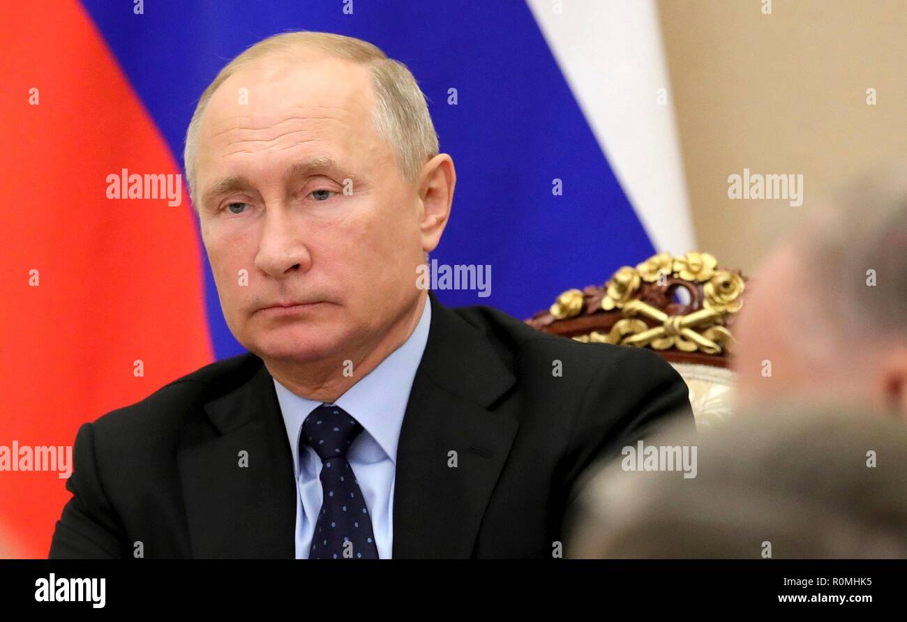 Le président russe Vladimir Poutine préside une réunion de la Commission de la coopération technique militaire avec des États étrangers au Kremlin, le 6 novembre 2018 à Moscou, Russie. Banque D'Images