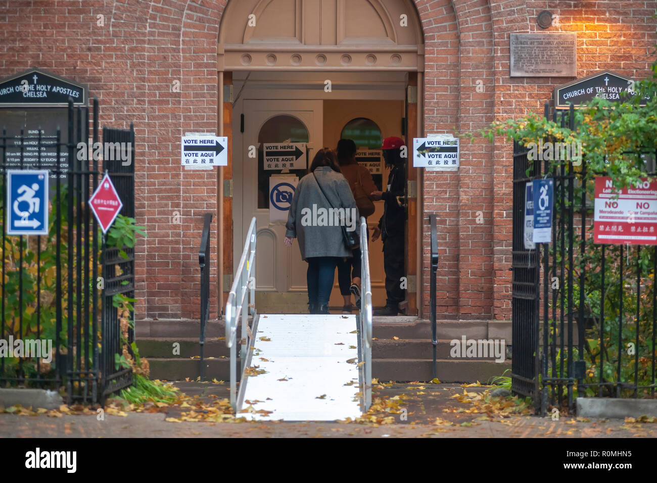 New York, USA. 6 novembre, 2018. Les électeurs entrent dans l'église des Saints Apôtres de scrutin dans le quartier de Chelsea, New York le jour de l'élection, le mardi 6 novembre 2018. Crédit : Richard Levine/Alamy Live News Banque D'Images