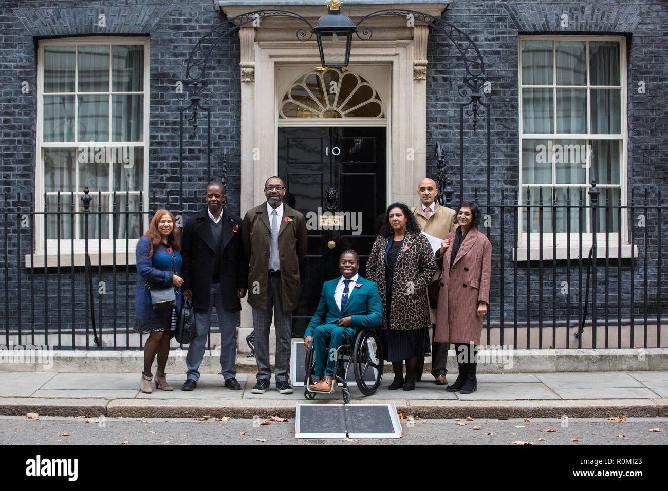 Londres, Royaume-Uni. 6 novembre, 2018. Monsieur Lenny Henry, Adrian Lester OBE, Meera Syal, CBE, Ade Adepitan, Nadine moi et Marcus Ryder livrer une lettre au 10 Downing Street, appelant à des allègements fiscaux pour accroître la représentation des femmes, des personnes handicapées et BAME travailler derrière la caméra dans l'industrie du cinéma et de la télévision Crédit : Mark Kerrison/Alamy Live News Banque D'Images