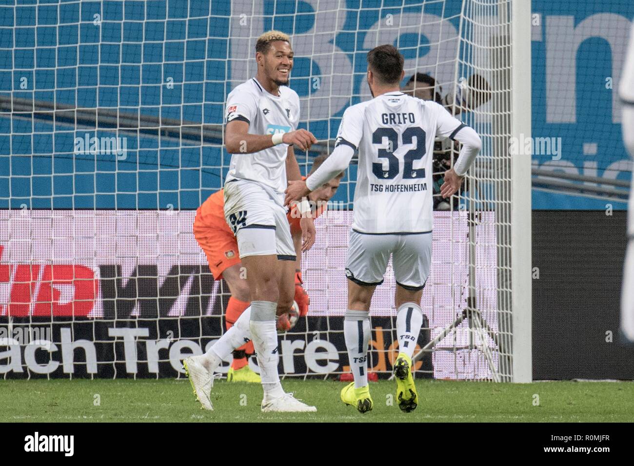 JOELINTON (1899, 2.De gauche à droite) célèbre après son but à 4 : 1 score final avec Vincenzo GRIFO (1899), qui a marqué le 3-1 ; à l'arrière gardien Lukas HRADECKY (LEV), Soccer 1. Bundesliga, saisons, n 2018/2019, 10. Journée, Bayer 04 Leverkusen (LEV) - TSG 1899 Hoffenheim (1899) 1 : 4, le 03.11.2018 à Leverkusen/Allemagne. DFL règlement interdit toute utilisation d'images comme des séquences d'images et/ou quasi-vidéo dans le monde entier d'utilisation | Banque D'Images