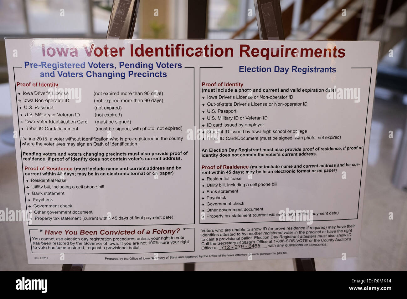 Sioux City, Iowa, États-Unis. Nov 6, 2018. L'état de l'Iowa a de nouvelles exigences en matière de vote en place et sont affichés dans les bureaux de vote lors de l'élection de mi-mandat 2018 Mardi, 6 novembre, 2018 à Sioux City, en Iowa. Credit : Jerry Mennenga/ZUMA/Alamy Fil Live News Banque D'Images