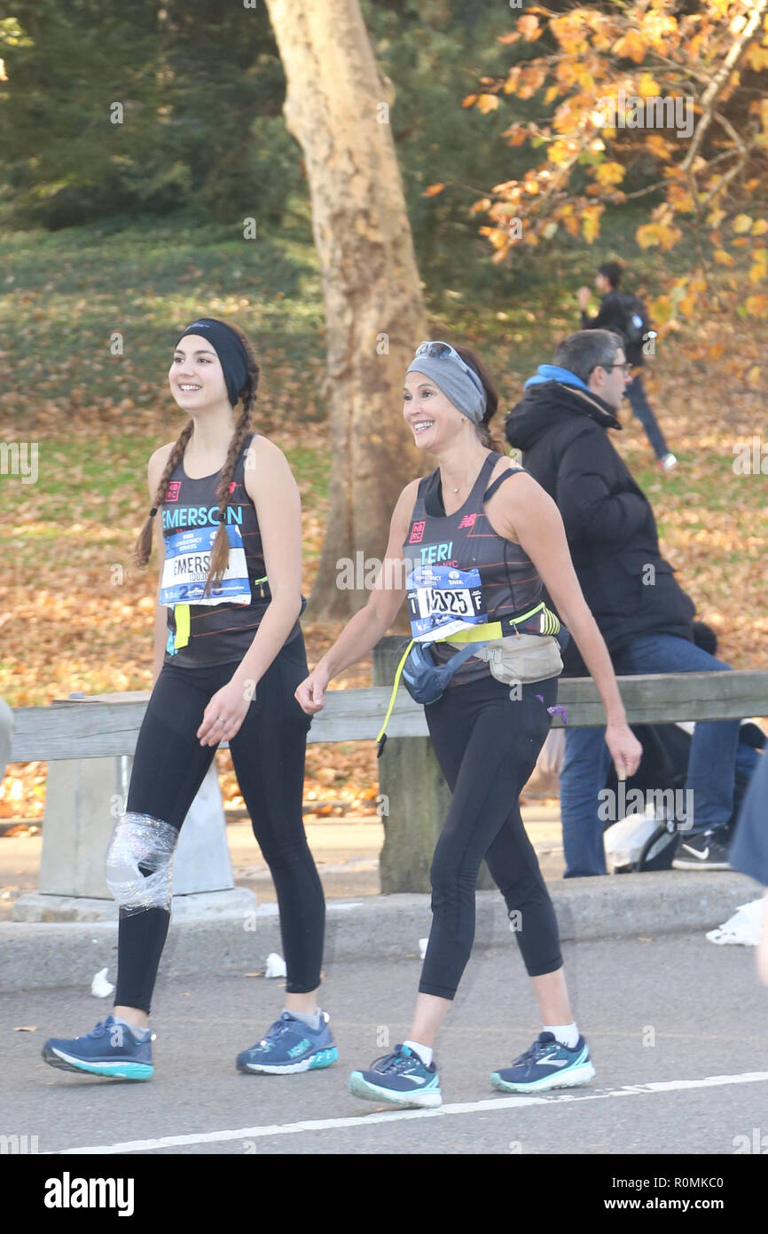 New York, NY, USA. 4ème Nov, 2018. 4 novembre 2018 - Teri Hatcher et sa fille Emerson Tenney participant au Marathon de New York, dans Central Park. NY PAPIERS Crédit : Dan Herrick/ZUMA/Alamy Fil Live News Banque D'Images