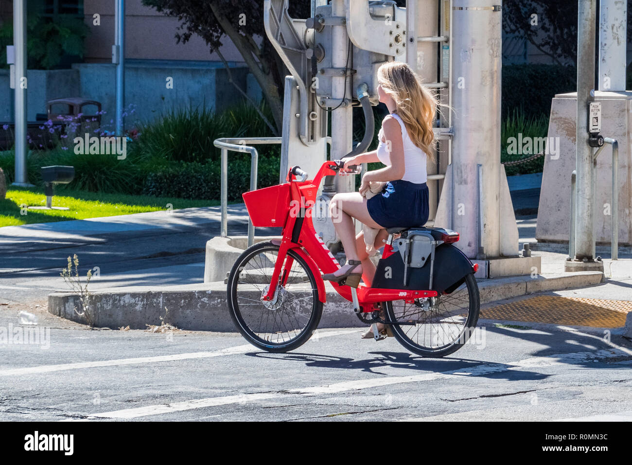 Septembre 23, 2018 Los Angeles / CA / USA - Girl riding a Jump vélo électrique ; JUMP Bikes est un système de partage de vélos électriques dockless acquis par UBER Banque D'Images