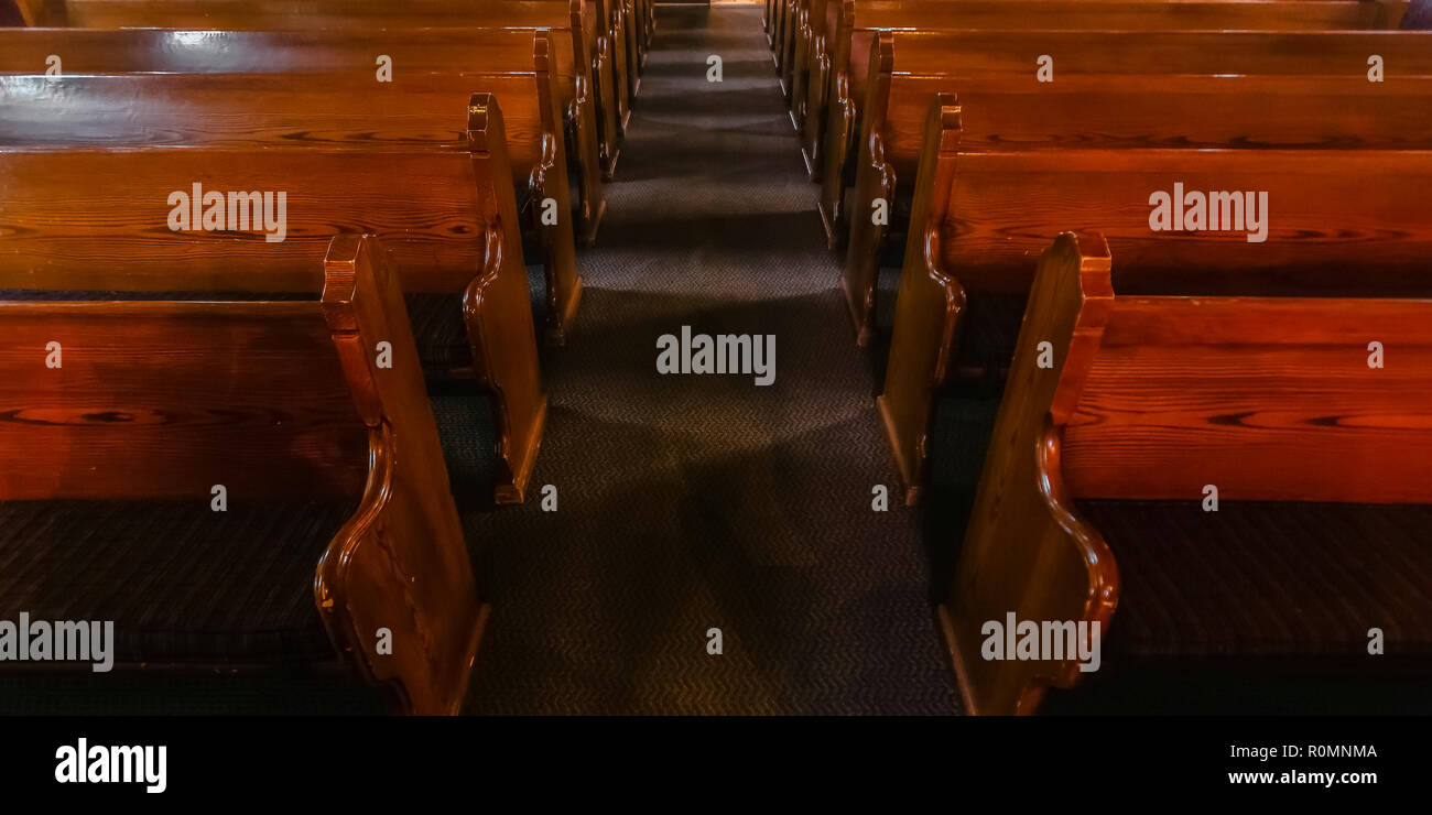 Vue rapprochée de bancs à l'intérieur d'une église vide Banque D'Images