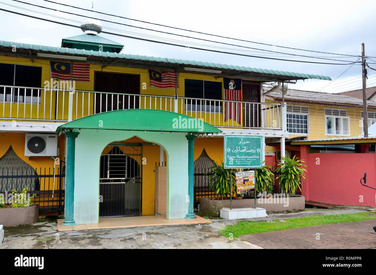 Mosquée de village de quartier de style malais à Kampong Boyan Kuching en Malaisie Banque D'Images