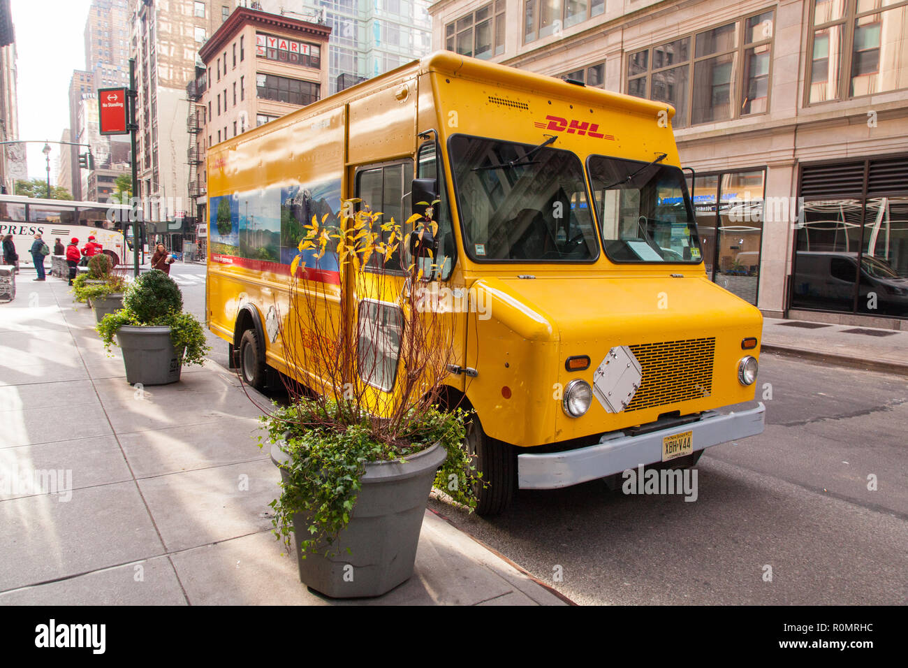Camion de livraison DHL jaune, Manhattan, New York City, États-Unis d'Amérique. Banque D'Images