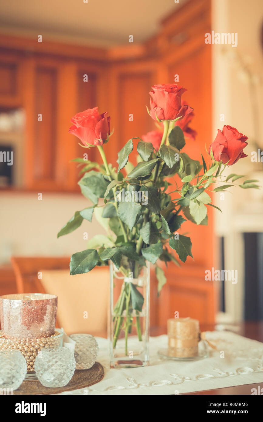 Vase Avec Les Roses Rouges Debout Sur La Table La