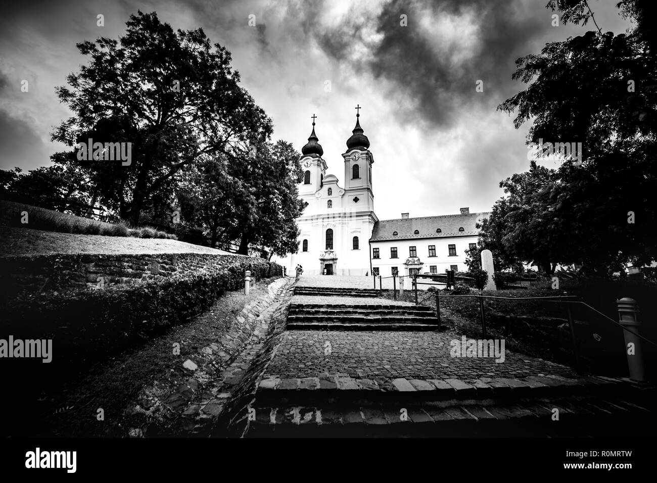 Tihany en Hongrie - vue aérienne du célèbre monastère bénédictin de l'abbaye de Tihany Tihany (coloruful) avec de belles Lac Balaton et ciel dramatique Banque D'Images