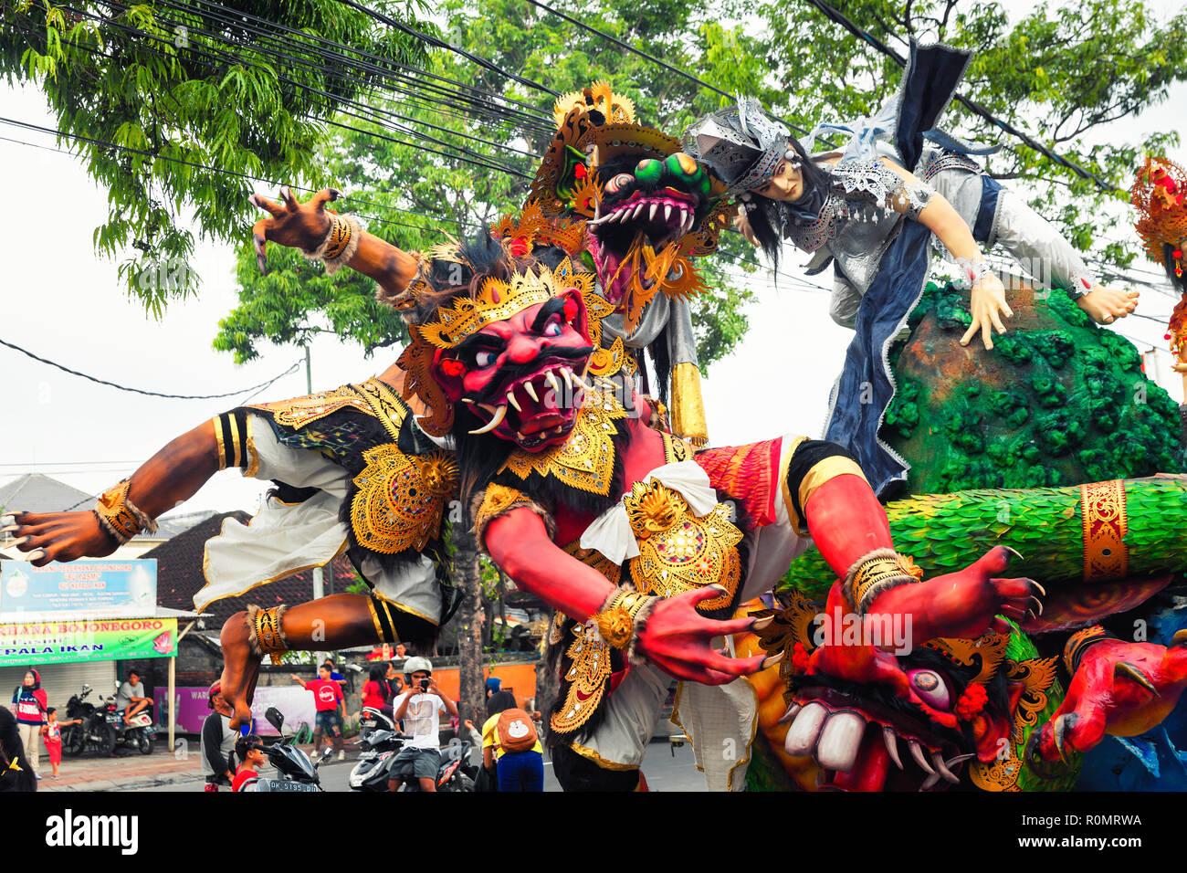Balinais célébration heureuse Nouvelle Année, Jour de silence avec démon  traditionnelle parade Bali Ogoh ogoh-parade. Bali Indonésie Photo Stock -  Alamy