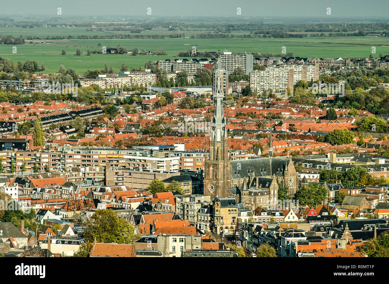 Leeuwarden, Pays-Bas, le 3 novembre 2018 : Vue aérienne de la ville, avec l'église Saint Bonifatius et ses environs centre-ville, quartiers de Banque D'Images