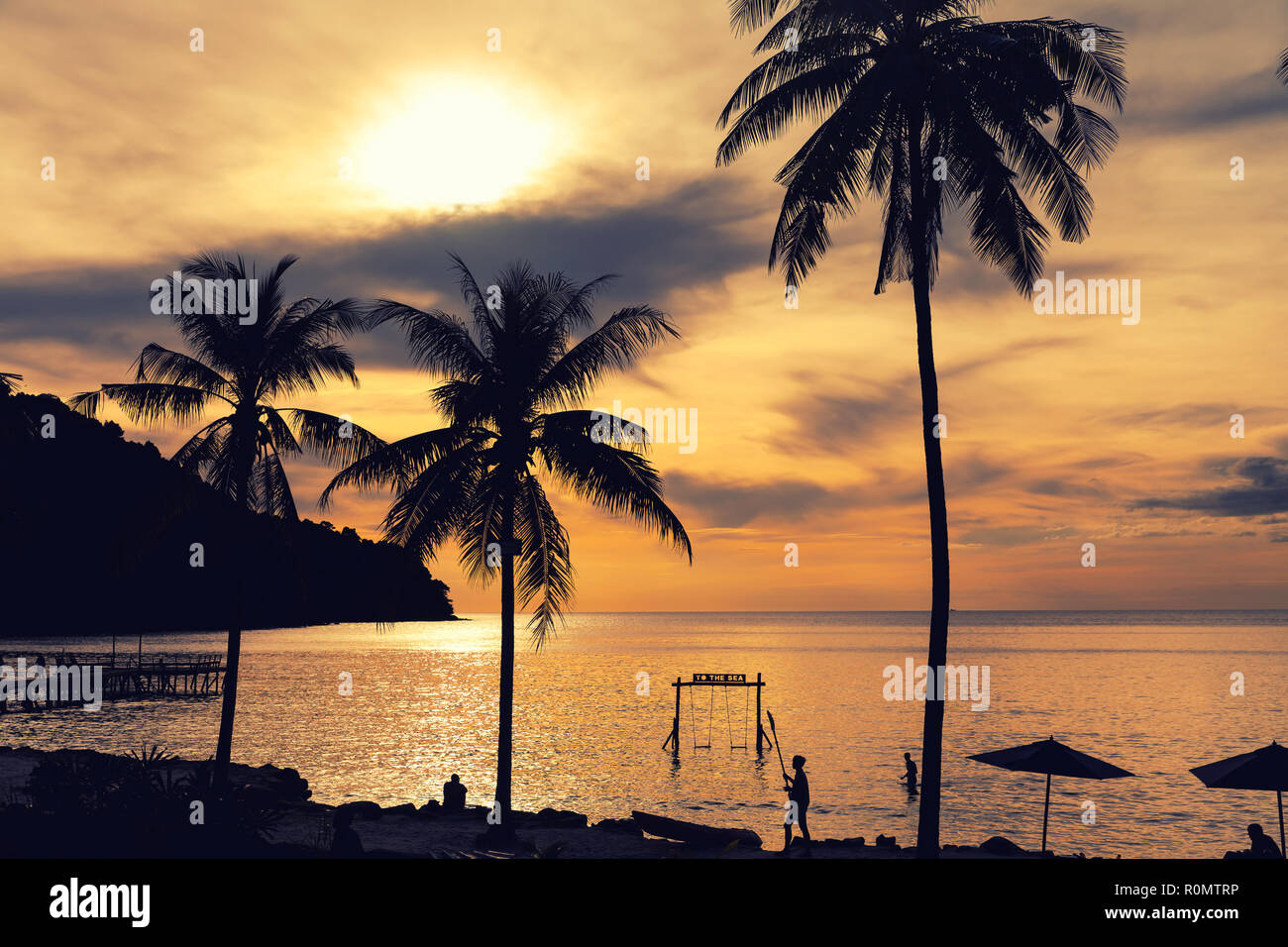 Amazing nature paysage tropical beach et la mer sur fond de ciel coloré au coucher du soleil Banque D'Images