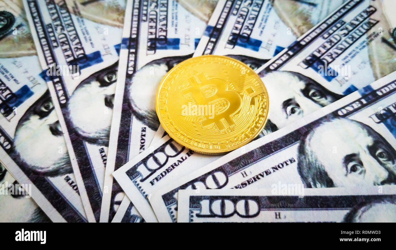 Pièce d'or sur bitcoin hundred dollar bills Banque D'Images