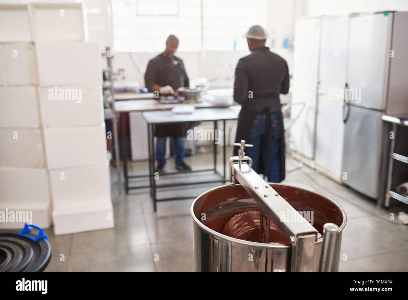 Préparer les travailleurs ingrédients dans une fabrique de chocolat Banque D'Images