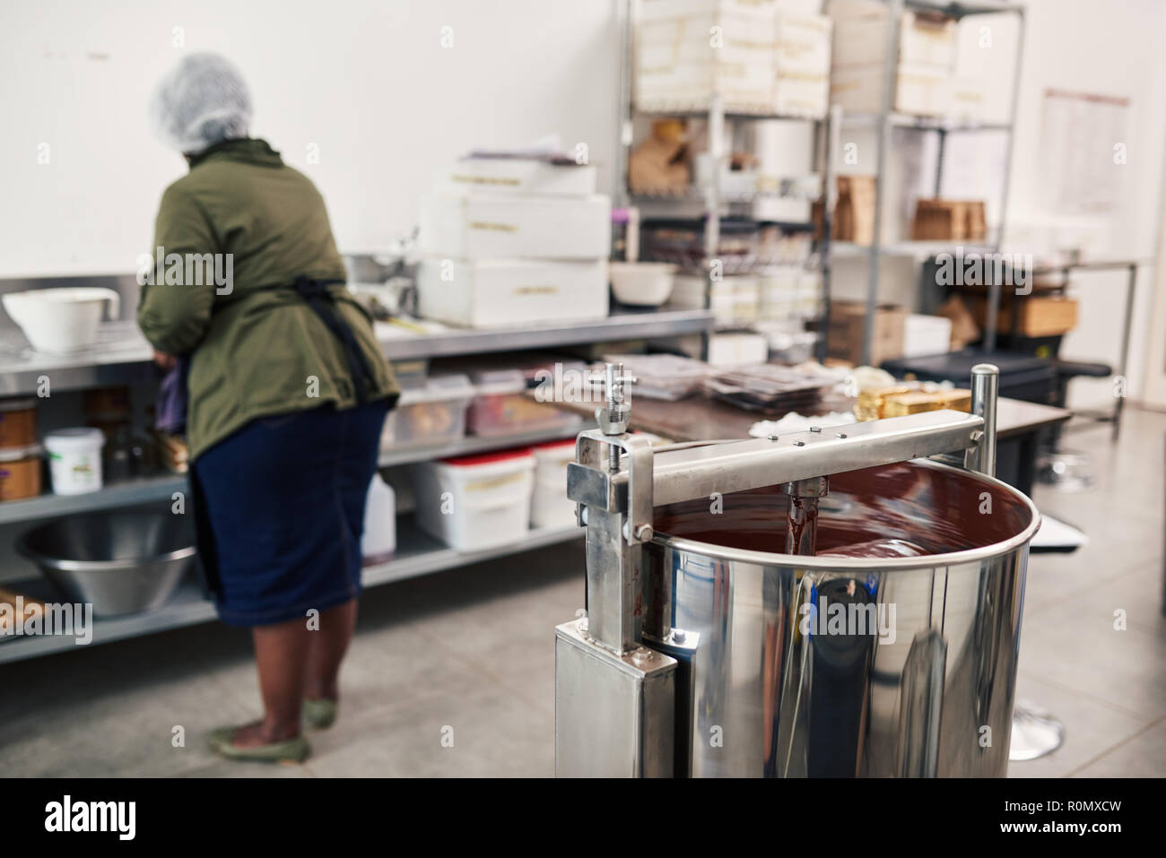 La préparation des travailleurs ingrédients dans une fabrique de chocolat Banque D'Images