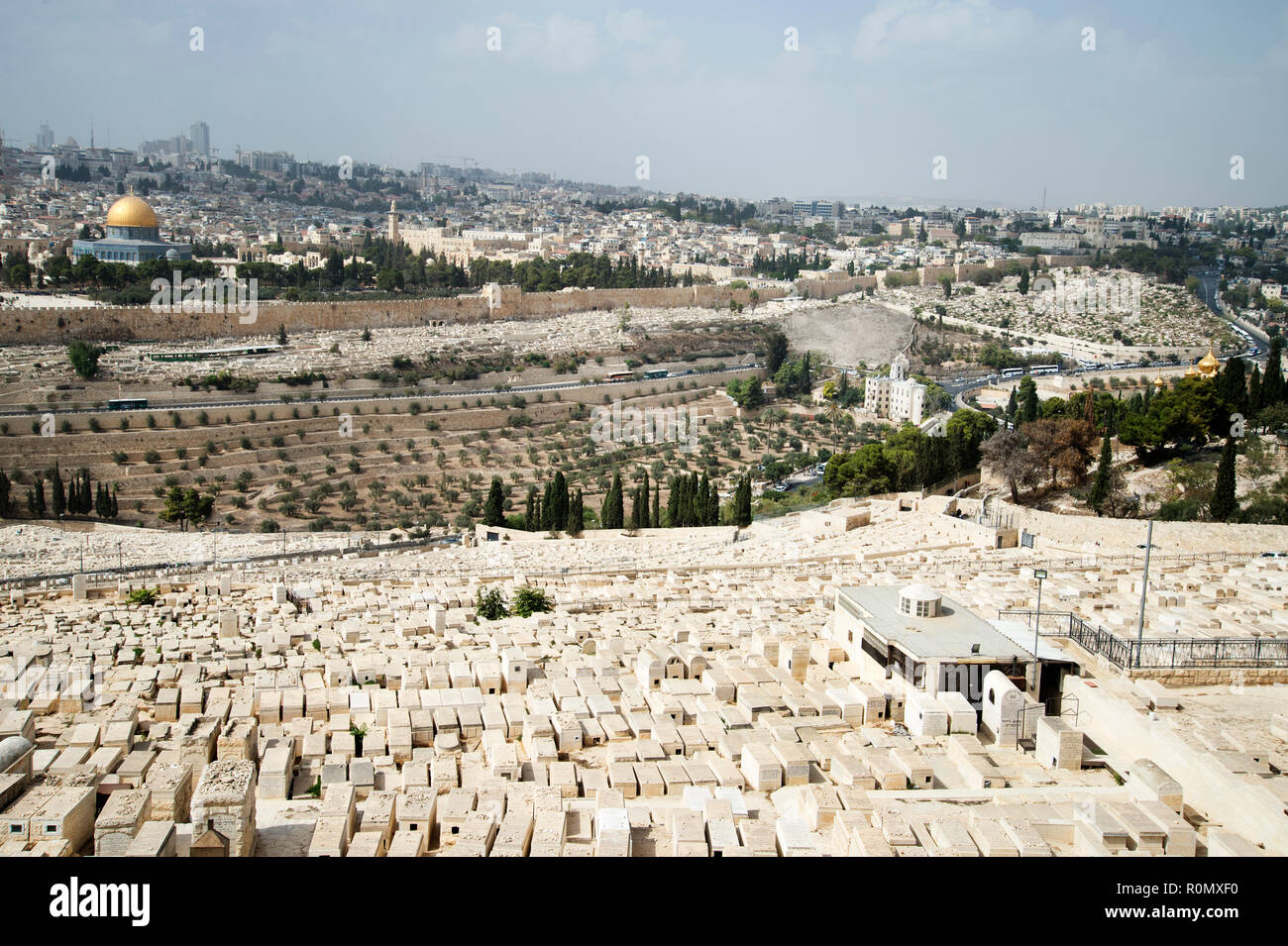 Jérusalem. Vue sur la vieille ville depuis le mont des Oliviers, selon le Livre de Zacharie c'est là que Dieu va commencer à racheter les morts tant de J Banque D'Images