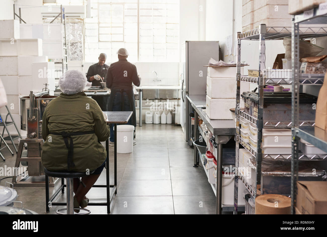 Petite fabrique de chocolat artisanal avec des gens qui travaillent Banque D'Images