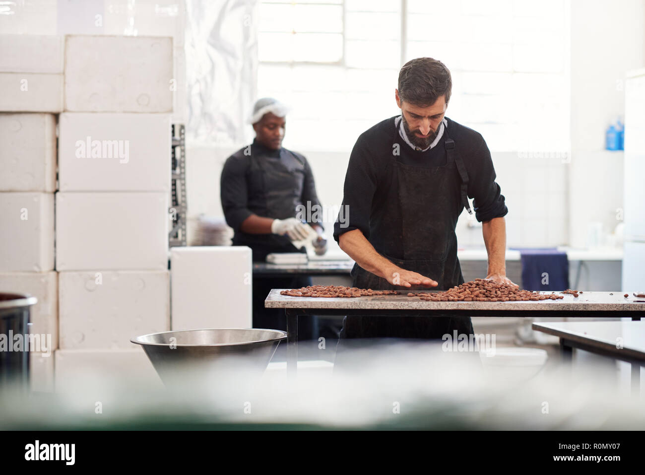 La qualité de tri travailleur cocao haricots pour rendre la production de chocolat Banque D'Images