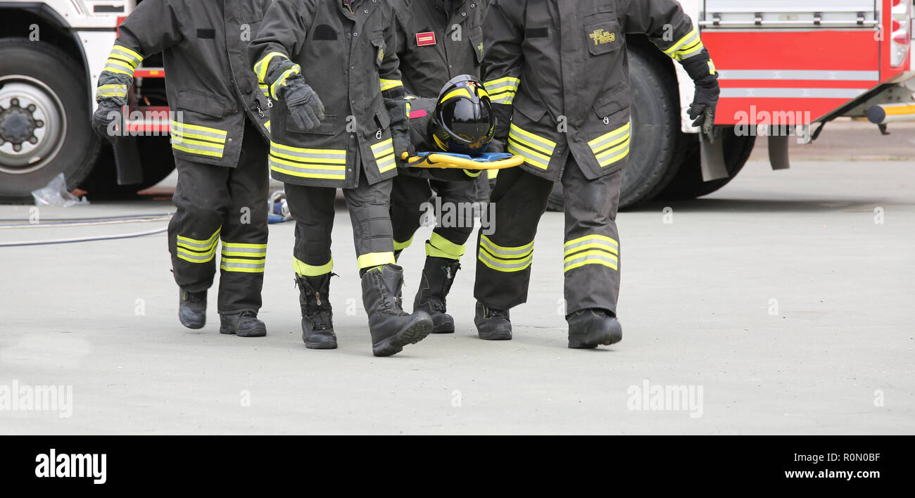 Italia, Italie - 10 mai 2018 : quatre brancardiers italiens les pompiers transporter un blessé sur le brancard lors d'un exercice de sauvetage pratique Banque D'Images