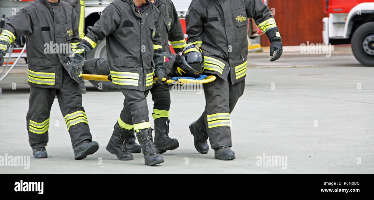 Italia, Italie - 10 mai 2018 : les pompiers porter italien transporter un blessé sur le brancard lors d'un exercice de sauvetage pratique Banque D'Images