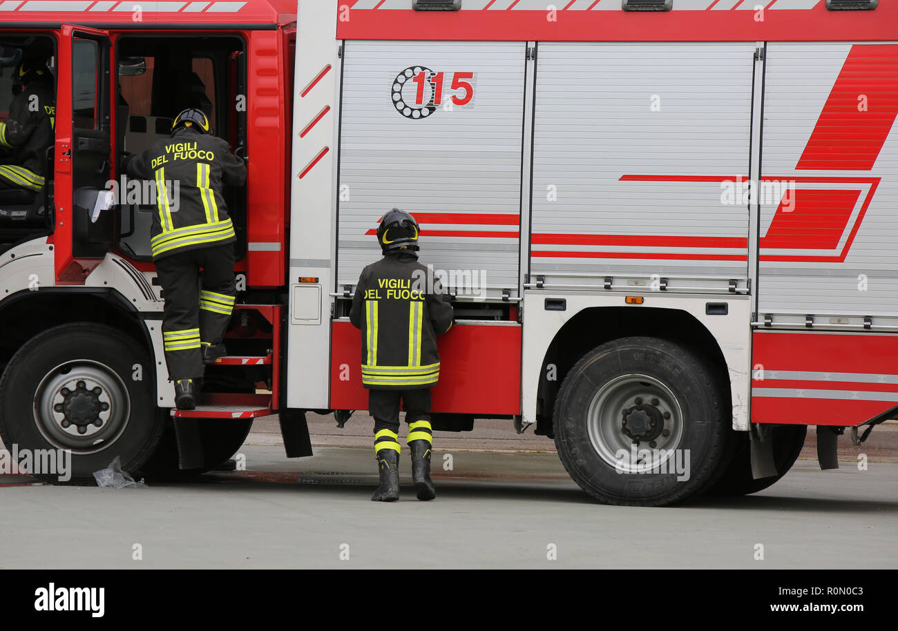 Italia, Italie - 10 mai 2018 : Un camion de pompiers et pompières street avec uniforme pendant exercice d'incendie. le texte Vigili del fuoco dans l'uniforme signifie Fireme Banque D'Images